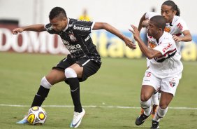 Dentinho e Jr Cesar durante a partida entre So Paulo x Corinthians, realizada esta tarde no estdio Arena de Barueri, pela 16 rodada do Campeonato Paulista 2011