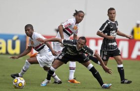 Jr Cesar e Liedson durante a partida entre So Paulo x Corinthians, realizada esta tarde no estdio Arena de Barueri, pela 16 rodada do Campeonato Paulista 2011