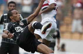 Liedson e Jr. Cesar durante a partida entre So Paulo x Corinthians, realizada esta tarde no estdio Arena de Barueri, pela 16 rodada do Campeonato Paulista 2011