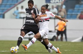 Paulinho e Carlinhos Paraiba durante a partida entre So Paulo x Corinthians, realizada esta tarde no estdio Arena de Barueri, pela 16 rodada do Campeonato Paulista 2011