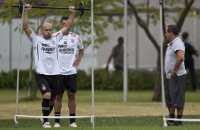 Alessandro e Ralf, sob orientacao do auxliar de preparao fisica Shih Chien Chan Junior, durante o treino do Corinthians realizado esta manh no CT Joaquim Grava, Parque Ecolgico do Tiete. O time se prepara para o jogo contra o Botafogo/RP, domingo dia 03/04/2011, no estdio Santa Cruz em Ribeiro Preto, pela 17 rodada do Campeonato Paulista 2011