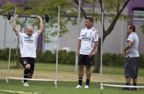 Alessandro e Ralf trabalham sob a orientacao do auxilair de preparao fisica Shih Chien Chan Junior durante o treino do Corinthians realizado esta manh no CT Joaquim Grava, Parque Ecolgico do Tiete. O time se prepara para o jogo contra o Botafogo/RP, domingo dia 03/04/2011, no estdio Santa Cruz em Ribeiro Preto, pela 17 rodada do Campeonato Paulista 2011