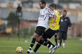 Danilo e Diego durante o treino do Corinthians realizado esta manh no CT Joaquim Grava, Parque Ecolgico do Tiete. O time se prepara para o jogo contra o Botafogo/RP, domingo dia 03/04/2011, no estdio Santa Cruz em Ribeiro Preto, pela 17 rodada do Campeonato Paulista 2011