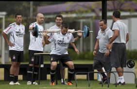 Jogadores fazendo trabalho de forca orientados pelo auxiliar de preparao fisica Shih Chien Chan Junior e pelo fisiologista Antnio Carlos Fedato Filho durante o treino do Corinthians realizado esta manh no CT Joaquim Grava, Parque Ecolgico do Tiete. O time se prepara para o jogo contra o Botafogo/RP, domingo dia 03/04/2011, no estdio Santa Cruz em Ribeiro Preto, pela 17 rodada do Campeonato Paulista 2011