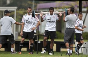 Jogadores trabalham sob a orientacao do preparador fsico Eduardo Silva(e) e do fisiologista Antnio Carlos Fedato Junior durante o treino do Corinthians realizado esta manh no CT Joaquim Grava, Parque Ecolgico do Tiete. O time se prepara para o jogo contra o Botafogo/RP, domingo dia 03/04/2011, no estdio Santa Cruz em Ribeiro Preto, pela 17 rodada do Campeonato Paulista 2011