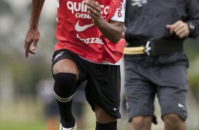 Liedson e o preparador fsico Artur Ruschel durante o treino do Corinthians realizado esta manh no CT Joaquim Grava, Parque Ecolgico do Tiete. O time se prepara para o jogo contra o Botafogo/RP, domingo dia 03/04/2011, no estdio Santa Cruz em Ribeiro Preto, pela 17 rodada do Campeonato Paulista 2011