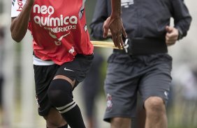 Liedson e o preparador fsico Artur Ruschel durante o treino do Corinthians realizado esta manh no CT Joaquim Grava, Parque Ecolgico do Tiete. O time se prepara para o jogo contra o Botafogo/RP, domingo dia 03/04/2011, no estdio Santa Cruz em Ribeiro Preto, pela 17 rodada do Campeonato Paulista 2011