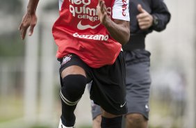 Liedson e o preparador fsico Artur Ruschel durante o treino do Corinthians realizado esta manh no CT Joaquim Grava, Parque Ecolgico do Tiete. O time se prepara para o jogo contra o Botafogo/RP, domingo dia 03/04/2011, no estdio Santa Cruz em Ribeiro Preto, pela 17 rodada do Campeonato Paulista 2011