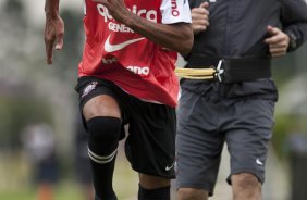 Liedson e o preparador fsico Artur Ruschel durante o treino do Corinthians realizado esta manh no CT Joaquim Grava, Parque Ecolgico do Tiete. O time se prepara para o jogo contra o Botafogo/RP, domingo dia 03/04/2011, no estdio Santa Cruz em Ribeiro Preto, pela 17 rodada do Campeonato Paulista 2011