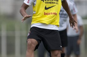 Luis Ramirez durante o treino do Corinthians realizado esta manh no CT Joaquim Grava, Parque Ecolgico do Tiete. O time se prepara para o jogo contra o Botafogo/RP, domingo dia 03/04/2011, no estdio Santa Cruz em Ribeiro Preto, pela 17 rodada do Campeonato Paulista 2011