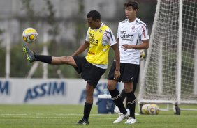 Luis Ramirez e Lucao durante o treino do Corinthians realizado esta manh no CT Joaquim Grava, Parque Ecolgico do Tiete. O time se prepara para o jogo contra o Botafogo/RP, domingo dia 03/04/2011, no estdio Santa Cruz em Ribeiro Preto, pela 17 rodada do Campeonato Paulista 2011