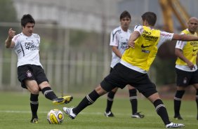 Nene Bonilha e Diego durante o treino do Corinthians realizado esta manh no CT Joaquim Grava, Parque Ecolgico do Tiete. O time se prepara para o jogo contra o Botafogo/RP, domingo dia 03/04/2011, no estdio Santa Cruz em Ribeiro Preto, pela 17 rodada do Campeonato Paulista 2011