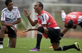 Paulinho e Liedson durante o treino do Corinthians realizado esta manh no CT Joaquim Grava, Parque Ecolgico do Tiete. O time se prepara para o jogo contra o Botafogo/RP, domingo dia 03/04/2011, no estdio Santa Cruz em Ribeiro Preto, pela 17 rodada do Campeonato Paulista 2011