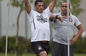 Ralf, orientado pelo auxlliar de preparao fisica Shih Chien Chan Junior durante o treino do Corinthians realizado esta manh no CT Joaquim Grava, Parque Ecolgico do Tiete. O time se prepara para o jogo contra o Botafogo/RP, domingo dia 03/04/2011, no estdio Santa Cruz em Ribeiro Preto, pela 17 rodada do Campeonato Paulista 2011