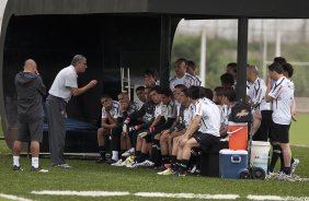 Tite conversa com os jogadores durante o treino do Corinthians realizado esta manh no CT Joaquim Grava, Parque Ecolgico do Tiete. O time se prepara para o jogo contra o Botafogo/RP, domingo dia 03/04/2011, no estdio Santa Cruz em Ribeiro Preto, pela 17 rodada do Campeonato Paulista 2011