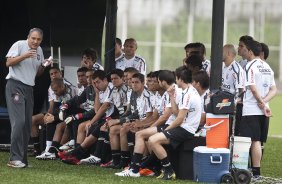 Tite conversa com os jogadores durante o treino do Corinthians realizado esta manh no CT Joaquim Grava, Parque Ecolgico do Tiete. O time se prepara para o jogo contra o Botafogo/RP, domingo dia 03/04/2011, no estdio Santa Cruz em Ribeiro Preto, pela 17 rodada do Campeonato Paulista 2011