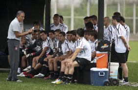 Tite conversa com os jogadores durante o treino do Corinthians realizado esta manh no CT Joaquim Grava, Parque Ecolgico do Tiete. O time se prepara para o jogo contra o Botafogo/RP, domingo dia 03/04/2011, no estdio Santa Cruz em Ribeiro Preto, pela 17 rodada do Campeonato Paulista 2011