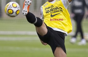 Willian durante o treino do Corinthians realizado esta manh no CT Joaquim Grava, Parque Ecolgico do Tiete. O time se prepara para o jogo contra o Botafogo/RP, domingo dia 03/04/2011, no estdio Santa Cruz em Ribeiro Preto, pela 17 rodada do Campeonato Paulista 2011