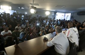 Imprensa trabalhando quando o atacante Adriano foi apresentado hoje pelo Corinthians, como o mais novo reforco para 2011, antes do treino desta tarde no CT Joaquim Grava, Parque Ecolgico do Tiete. O time se prepara para o jogo contra o Botafogo/RP, domingo dia 03/04/2011, no estdio Santa Cruz em Ribeiro Preto, pela 17 rodada do Campeonato Paulista 2011