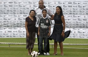 O atacante Adriano, ao lado da familia, foi apresentado hoje pelo Corinthians, como o mais novo reforco para 2011, antes do treino desta tarde no CT Joaquim Grava, Parque Ecológico do Tiete. O time se prepara para o jogo contra o Botafogo/RP, domingo dia 03/04/2011, no estádio Santa Cruz em Ribeirão Preto, pela 17ª rodada do Campeonato Paulista 2011