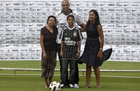 O atacante Adriano, ao lado da familia, foi apresentado hoje pelo Corinthians, como o mais novo reforco para 2011, antes do treino desta tarde no CT Joaquim Grava, Parque Ecolgico do Tiete. O time se prepara para o jogo contra o Botafogo/RP, domingo dia 03/04/2011, no estdio Santa Cruz em Ribeiro Preto, pela 17 rodada do Campeonato Paulista 2011