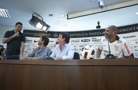 O atacante Adriano, ao lado de Ronaldo(e); Duilio Monteiro Alves, diretor adjunto, e do presidente Andres Sanchez, foi apresentado hoje pelo Corinthians, como o mais novo reforco para 2011, antes do treino desta tarde no CT Joaquim Grava, Parque Ecológico do Tiete. O time se prepara para o jogo contra o Botafogo/RP, domingo dia 03/04/2011, no estádio Santa Cruz em Ribeirão Preto, pela 17ª rodada do Campeonato Paulista 2011