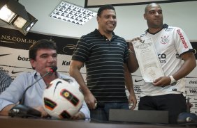 O atacante Adriano, ao lado do presidente Andres Sanchez e Ronaldo, foi apresentado hoje pelo Corinthians, como o mais novo reforco para 2011, antes do treino desta tarde no CT Joaquim Grava, Parque Ecológico do Tiete. O time se prepara para o jogo contra o Botafogo/RP, domingo dia 03/04/2011, no estádio Santa Cruz em Ribeirão Preto, pela 17ª rodada do Campeonato Paulista 2011