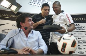 O atacante Adriano, ao lado do presidente Andres Sanchez e de Ronaldo, foi apresentado hoje pelo Corinthians, como o mais novo reforco para 2011, antes do treino desta tarde no CT Joaquim Grava, Parque Ecológico do Tiete. O time se prepara para o jogo contra o Botafogo/RP, domingo dia 03/04/2011, no estádio Santa Cruz em Ribeirão Preto, pela 17ª rodada do Campeonato Paulista 2011