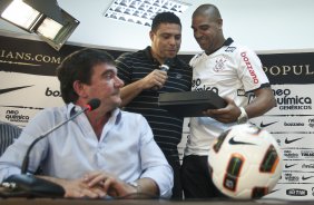 O atacante Adriano, ao lado do presidente Andres Sanchez e de Ronaldo, foi apresentado hoje pelo Corinthians, como o mais novo reforco para 2011, antes do treino desta tarde no CT Joaquim Grava, Parque Ecolgico do Tiete. O time se prepara para o jogo contra o Botafogo/RP, domingo dia 03/04/2011, no estdio Santa Cruz em Ribeiro Preto, pela 17 rodada do Campeonato Paulista 2011