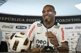 O atacante Adriano foi apresentado hoje pelo Corinthians, como o mais novo reforco para 2011, antes do treino desta tarde no CT Joaquim Grava, Parque Ecolgico do Tiete. O time se prepara para o jogo contra o Botafogo/RP, domingo dia 03/04/2011, no estdio Santa Cruz em Ribeiro Preto, pela 17 rodada do Campeonato Paulista 2011