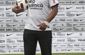 O atacante Adriano foi apresentado hoje pelo Corinthians, como o mais novo reforco para 2011, antes do treino desta tarde no CT Joaquim Grava, Parque Ecológico do Tiete. O time se prepara para o jogo contra o Botafogo/RP, domingo dia 03/04/2011, no estádio Santa Cruz em Ribeirão Preto, pela 17ª rodada do Campeonato Paulista 2011