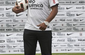 O atacante Adriano foi apresentado hoje pelo Corinthians, como o mais novo reforco para 2011, antes do treino desta tarde no CT Joaquim Grava, Parque Ecolgico do Tiete. O time se prepara para o jogo contra o Botafogo/RP, domingo dia 03/04/2011, no estdio Santa Cruz em Ribeiro Preto, pela 17 rodada do Campeonato Paulista 2011