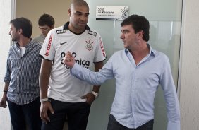 O atacante Adriano foi apresentado hoje pelo Corinthians, como o mais novo reforco para 2011, antes do treino desta tarde no CT Joaquim Grava, Parque Ecolgico do Tiete. O time se prepara para o jogo contra o Botafogo/RP, domingo dia 03/04/2011, no estdio Santa Cruz em Ribeiro Preto, pela 17 rodada do Campeonato Paulista 2011