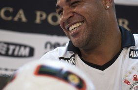 O atacante Adriano foi apresentado hoje pelo Corinthians, como o mais novo reforco para 2011, antes do treino desta tarde no CT Joaquim Grava, Parque Ecolgico do Tiete. O time se prepara para o jogo contra o Botafogo/RP, domingo dia 03/04/2011, no estdio Santa Cruz em Ribeiro Preto, pela 17 rodada do Campeonato Paulista 2011