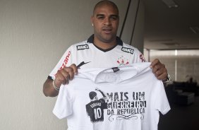 O atacante Adriano foi apresentado hoje pelo Corinthians, como o mais novo reforco para 2011, antes do treino desta tarde no CT Joaquim Grava, Parque Ecológico do Tiete. O time se prepara para o jogo contra o Botafogo/RP, domingo dia 03/04/2011, no estádio Santa Cruz em Ribeirão Preto, pela 17ª rodada do Campeonato Paulista 2011