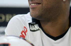 O atacante Adriano foi apresentado hoje pelo Corinthians, como o mais novo reforco para 2011, antes do treino desta tarde no CT Joaquim Grava, Parque Ecolgico do Tiete. O time se prepara para o jogo contra o Botafogo/RP, domingo dia 03/04/2011, no estdio Santa Cruz em Ribeiro Preto, pela 17 rodada do Campeonato Paulista 2011