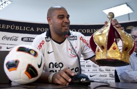 O atacante Adriano foi apresentado hoje pelo Corinthians, como o mais novo reforco para 2011, antes do treino desta tarde no CT Joaquim Grava, Parque Ecolgico do Tiete. O time se prepara para o jogo contra o Botafogo/RP, domingo dia 03/04/2011, no estdio Santa Cruz em Ribeiro Preto, pela 17 rodada do Campeonato Paulista 2011