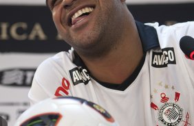 O atacante Adriano foi apresentado hoje pelo Corinthians, como o mais novo reforco para 2011, antes do treino desta tarde no CT Joaquim Grava, Parque Ecolgico do Tiete. O time se prepara para o jogo contra o Botafogo/RP, domingo dia 03/04/2011, no estdio Santa Cruz em Ribeiro Preto, pela 17 rodada do Campeonato Paulista 2011