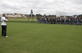 O atacante Adriano foi apresentado hoje pelo Corinthians, como o mais novo reforco para 2011, antes do treino desta tarde no CT Joaquim Grava, Parque Ecolgico do Tiete. O time se prepara para o jogo contra o Botafogo/RP, domingo dia 03/04/2011, no estdio Santa Cruz em Ribeiro Preto, pela 17 rodada do Campeonato Paulista 2011