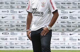 O atacante Adriano foi apresentado hoje pelo Corinthians, como o mais novo reforco para 2011, antes do treino desta tarde no CT Joaquim Grava, Parque Ecológico do Tiete. O time se prepara para o jogo contra o Botafogo/RP, domingo dia 03/04/2011, no estádio Santa Cruz em Ribeirão Preto, pela 17ª rodada do Campeonato Paulista 2011
