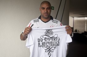 O atacante Adriano foi apresentado hoje pelo Corinthians, como o mais novo reforco para 2011, antes do treino desta tarde no CT Joaquim Grava, Parque Ecolgico do Tiete. O time se prepara para o jogo contra o Botafogo/RP, domingo dia 03/04/2011, no estdio Santa Cruz em Ribeiro Preto, pela 17 rodada do Campeonato Paulista 2011