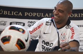 O atacante Adriano foi apresentado hoje pelo Corinthians, como o mais novo reforco para 2011, antes do treino desta tarde no CT Joaquim Grava, Parque Ecolgico do Tiete. O time se prepara para o jogo contra o Botafogo/RP, domingo dia 03/04/2011, no estdio Santa Cruz em Ribeiro Preto, pela 17 rodada do Campeonato Paulista 2011