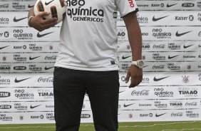 O atacante Adriano foi apresentado hoje pelo Corinthians, como o mais novo reforco para 2011, antes do treino desta tarde no CT Joaquim Grava, Parque Ecolgico do Tiete. O time se prepara para o jogo contra o Botafogo/RP, domingo dia 03/04/2011, no estdio Santa Cruz em Ribeiro Preto, pela 17 rodada do Campeonato Paulista 2011