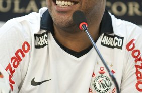 O atacante Adriano foi apresentado hoje pelo Corinthians, como o mais novo reforco para 2011, antes do treino desta tarde no CT Joaquim Grava, Parque Ecolgico do Tiete. O time se prepara para o jogo contra o Botafogo/RP, domingo dia 03/04/2011, no estdio Santa Cruz em Ribeiro Preto, pela 17 rodada do Campeonato Paulista 2011