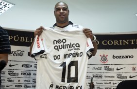 O atacante Adriano foi apresentado hoje pelo Corinthians, como o mais novo reforco para 2011, antes do treino desta tarde no CT Joaquim Grava, Parque Ecolgico do Tiete. O time se prepara para o jogo contra o Botafogo/RP, domingo dia 03/04/2011, no estdio Santa Cruz em Ribeiro Preto, pela 17 rodada do Campeonato Paulista 2011