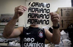 O mordomo Edizio prepara as camisas do atacante Adriano que será apresentado hoje pelo Corinthians, como o mais novo reforco para 2011, antes do treino desta tarde no CT Joaquim Grava, Parque Ecológico do Tiete. O time se prepara para o jogo contra o Botafogo/RP, domingo dia 03/04/2011, no estádio Santa Cruz em Ribeirão Preto, pela 17ª rodada do Campeonato Paulista 2011
