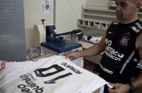O mordomo Edizio prepara as camisas do atacante Adriano que será apresentado hoje pelo Corinthians, como o mais novo reforco para 2011, antes do treino desta tarde no CT Joaquim Grava, Parque Ecológico do Tiete. O time se prepara para o jogo contra o Botafogo/RP, domingo dia 03/04/2011, no estádio Santa Cruz em Ribeirão Preto, pela 17ª rodada do Campeonato Paulista 2011