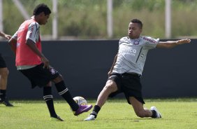 Elias e Dentinho durante o treino do Corinthians realizado esta manhã no CT Joaquim Grava, Parque Ecológico do Tiete. O time se prepara para o jogo contra o Botafogo/RP, amanhã, domingo dia 03/04/2011, no estádio Santa Cruz em Ribeirão Preto, pela 17ª rodada do Campeonato Paulista 2011