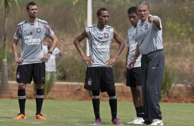 Leandro Castn; Liedson; Paulinho e Tite durante o treino do Corinthians realizado esta manh no CT Joaquim Grava, Parque Ecolgico do Tiete. O time se prepara para o jogo contra o Botafogo/RP, amanh, domingo dia 03/04/2011, no estdio Santa Cruz em Ribeiro Preto, pela 17 rodada do Campeonato Paulista 2011