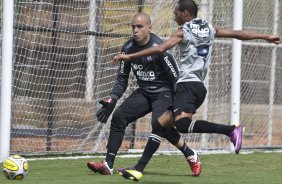Liedson e Julio Cesar durante o treino do Corinthians realizado esta manhã no CT Joaquim Grava, Parque Ecológico do Tiete. O time se prepara para o jogo contra o Botafogo/RP, amanhã, domingo dia 03/04/2011, no estádio Santa Cruz em Ribeirão Preto, pela 17ª rodada do Campeonato Paulista 2011